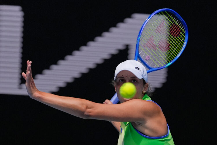 Keys hangs on to play into next round